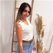 Profesora imparte clases de castello a niños de hasta 10 años